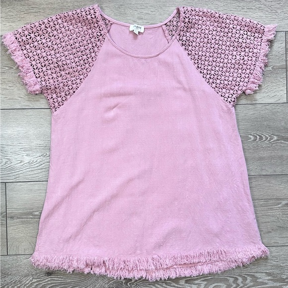 Umgee Crochet Sleeve Fringe Linen Blend Top - Picture 5 of 14